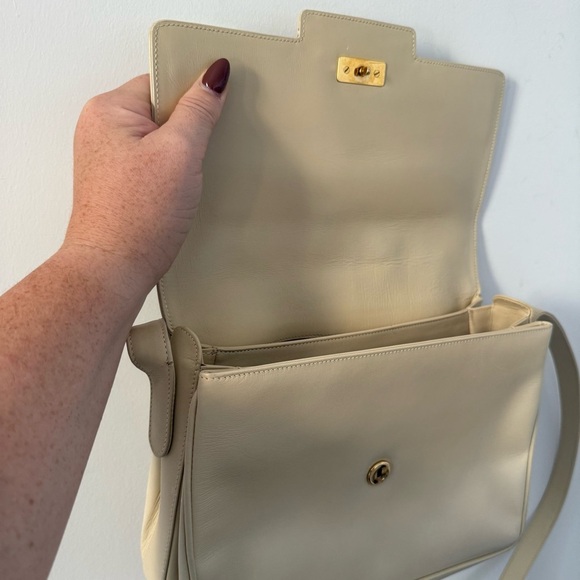 Vintage Gucci cream beige leather shoulder bag with gold GG turnlock closure - Picture 10 of 16